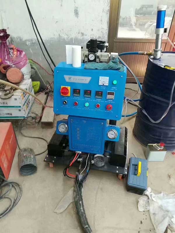 聚氨酯浮球 Q2600D聚氨酯發(fā)泡機(jī) 澆注填充工藝(圖2) 定時(shí)定量功能的聚氨酯浮球Q2600D聚氨酯發(fā)泡機(jī)
