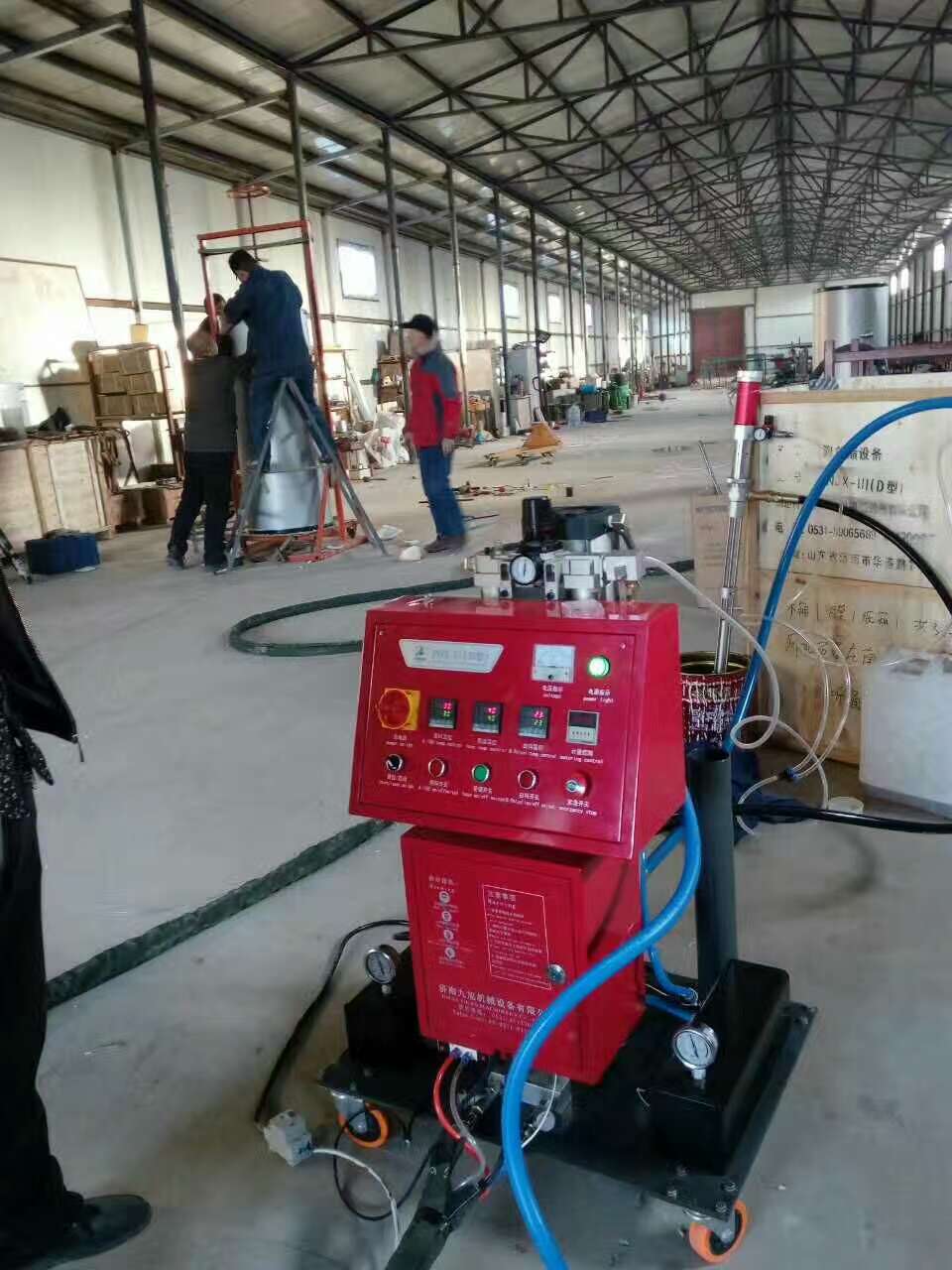 E型不銹鋼水箱保溫模塊聚氨酯填充噴涂機(jī)